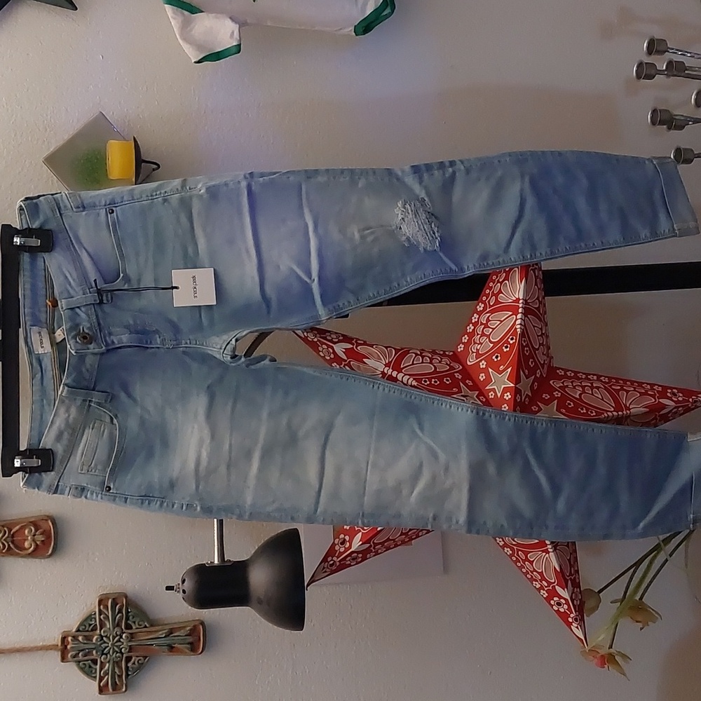 Light wash low rise skinny ankle jeans with destroyed knee